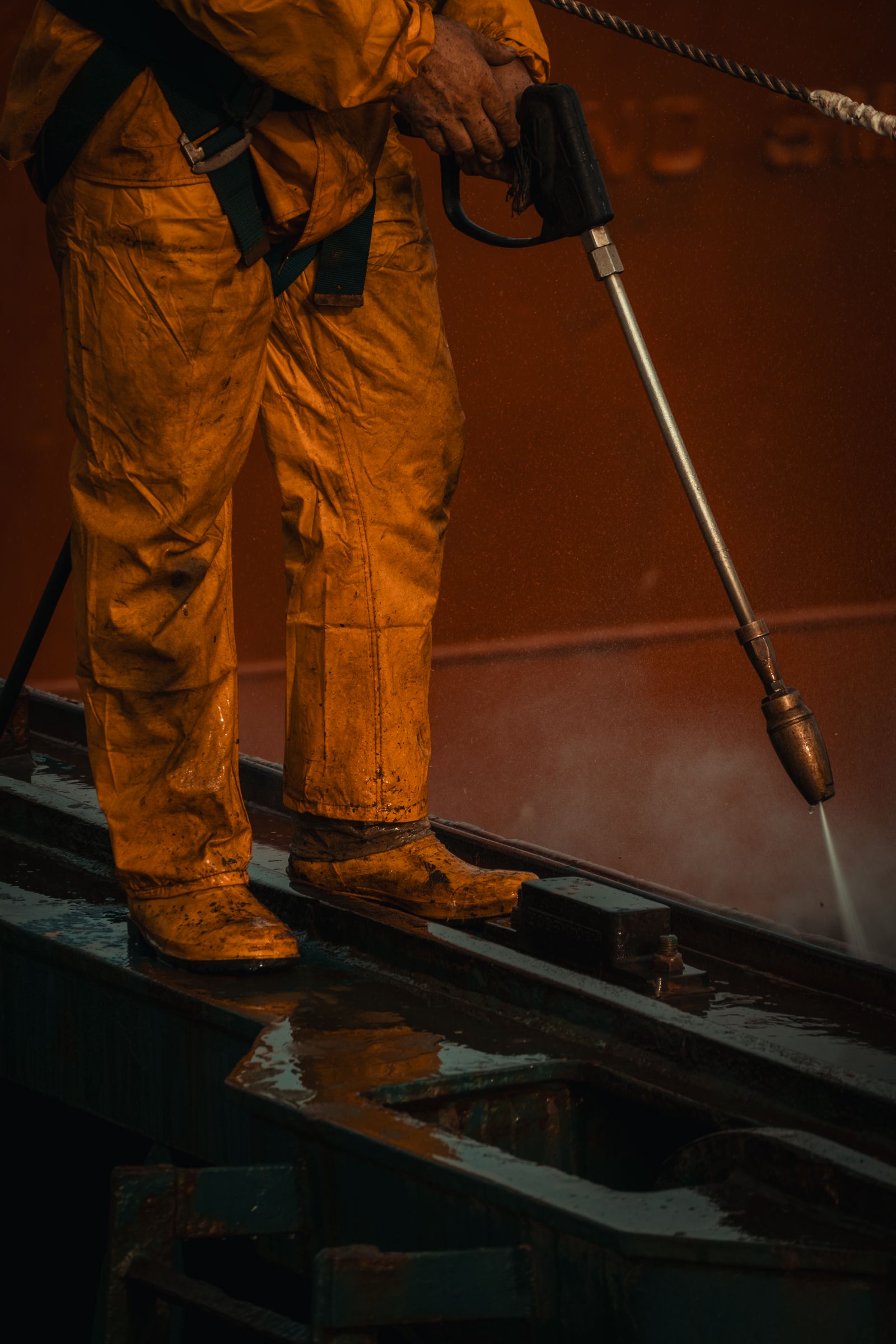 Trabajador con hidrolavadora en limpieza industrial