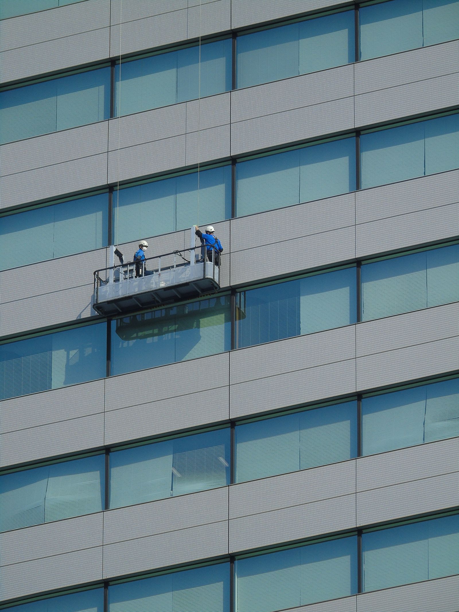 Limpieza de ventanas en fachada de edificio